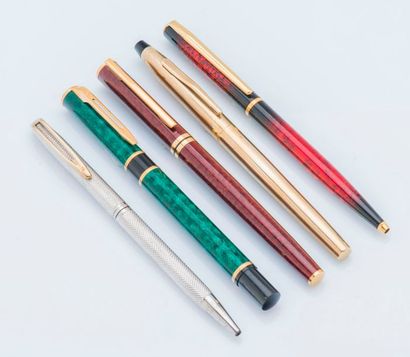 WATERMAN Lot de cinq stylos composé de :

Un stylo bille Cross en métal doré ; Un...