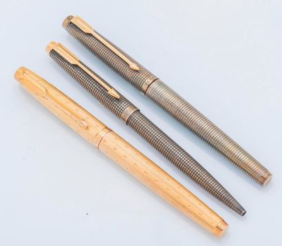 PARKER Lot composé de deux stylos plumes en argent (925 millièmes) et métal plaqué...