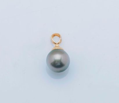 null Pendentif en or jaune 9 carats (375 millièmes) serti d'une perle de Tahiti....