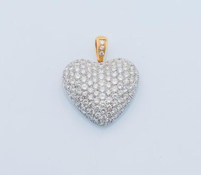 null Pendentif cœur en or jaune 18 carats (750 millièmes) pavé de diamants taillés...