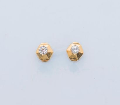 null Paire de puces d'oreilles en or jaune 18 carats (750 millièmes) sertis de diamants...