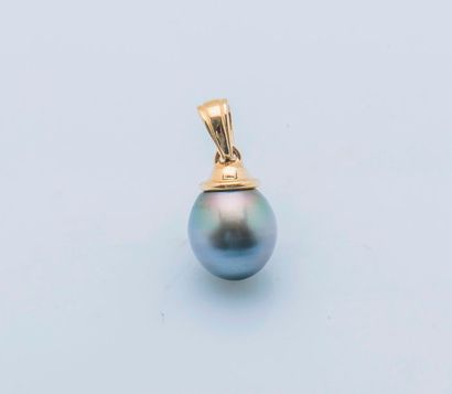 null Pendentif en or jaune 18 carats (750 millièmes) serti d'une perle de Tahiti....