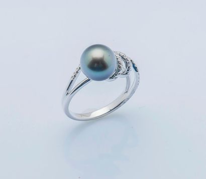 null Bague en or gris 18 carats (750 millièmes) sertie d'une perle de Tahiti, l'anneau...