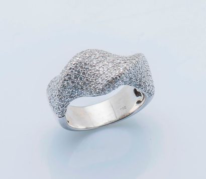 null Bague en or gris 18 carats (750 millièmes) ornée d'une torsade pavée de diamants...