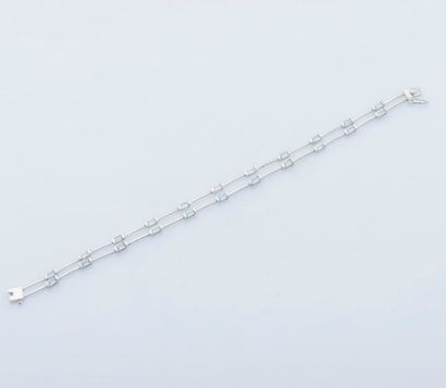 null Bracelet double rangs en or gris 18 carats (750 millièmes) alternant des barrettes...