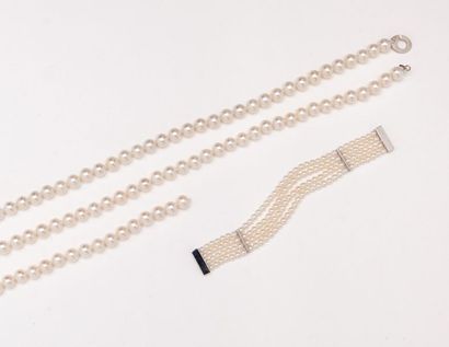 null Lot de deux colliers et d'un bracelet de perles de culture, composé de : Un...