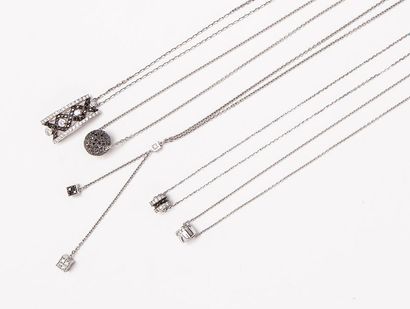 null Lot de cinq chaines et pendentifs en or gris 18 carats (750 millièmes) : Une...