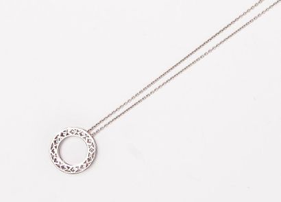 null Chaine et pendentif en or gris 18 carats (750 millièmes) formant un anneau parsemé...