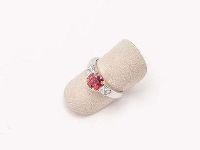 null Bague en or gris 18 carats (750 millièmes) sertie d'un rubis ovale de 2,04 carats...