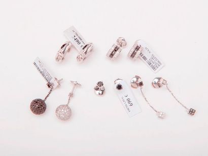 null Lot de cinq paires de boucles d'oreilles, puces, pendants ou créoles en or gris...