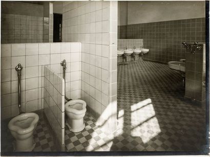 Photographe non identifié Sanitaires, c. 1935. 

Épreuve argentique d’époque. 

Image...
