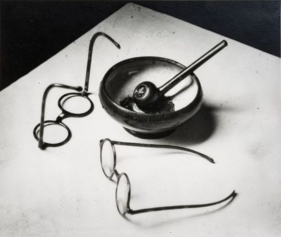 André Kertész (1894-1985) Mondrian’s glasses and pipe [Les lunettes et la pipe de...