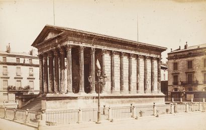 Photographe non identifié 
 Nimes, c. 1870. 
La fontaine Pradier. Vue extérieur des...