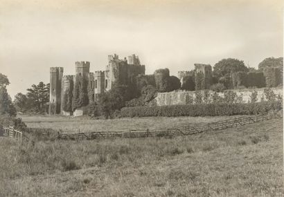 Frederick Henry Evans (1853-1943)
 Herstmonceux Castle, Sussex, 1918. 
Épreuve au...