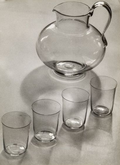 Josef Sudek (1896-1976) Composition n° 10, service de pichet et verres du designer...