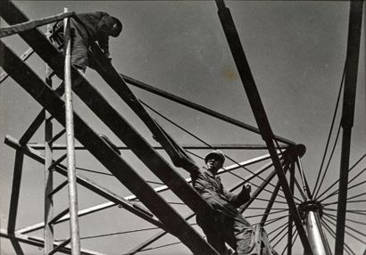 Heinrich Heidersberger (1906-2006) Montage de la structure métalique d’un cirque,...