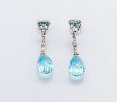 null Paire de pendants d’oreilles en or gris 18 carats (750 millièmes) sertie d’aigue-marines...