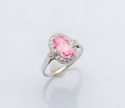 null Bague en or gris 14 carats (585 millièmes) sertie d’un saphir rose de Ceylan...