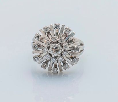 null Bague formant une rosace en or gris 18 carats (750 millièmes) sertie d’un diamant...