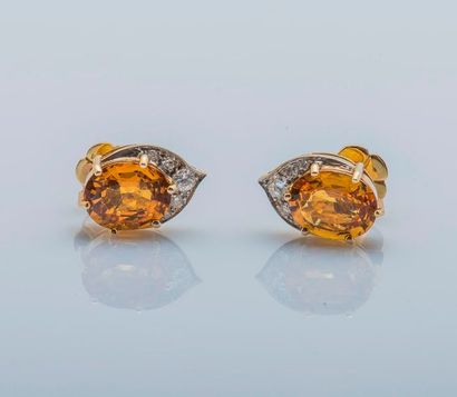 null Paire de boucles d’oreilles en or jaune 18 carats (750 millièmes) sertie chacune...