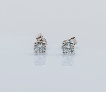 null Paire de puces d’oreilles en or gris 18 carats (750 millièmes) sertis de diamants...