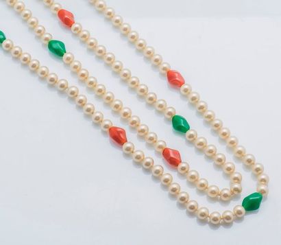 null Collier de perles fantaisies et de perles de verre rouges et vertes, sans fermoir.

Longueur...
