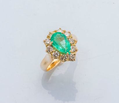 null Bague fleur en or jaune 18 carats (750 millièmes) sertie d’une émeraude poire...