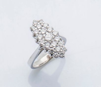 null Bague marquise en or gris 18 carats (750 millièmes) pavée de diamants taillés...