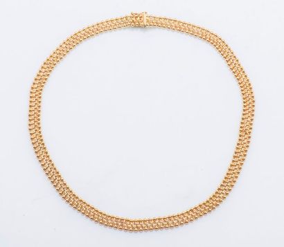 null Collier ruban en or jaune 18 carats (750 millièmes) à décor de maillons perlés...