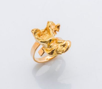null Bague en or jaune 18 carats (750 millièmes) ornée d’un motif de pépite d’or.

Taille...