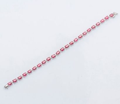 null Bracelet ligne en argent (925 millièmes) sertie de rubis ovales traités.

Longueur...