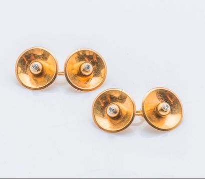 null Paire de boutons de manchettes en or jaune 18 carats (750 millièmes) formant...