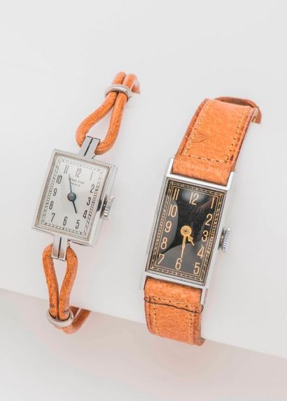 null Lot de deux montres de dame en acier vers 1920. La première à boîtier rectangulaire...