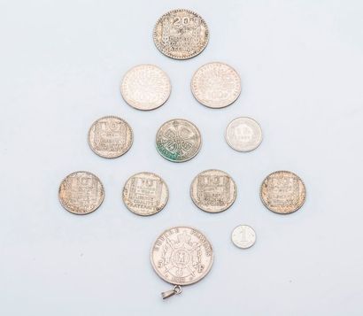 null Lot composé de :

- une pièce de 20 francs argent 1933

- cinq pièces de 10...