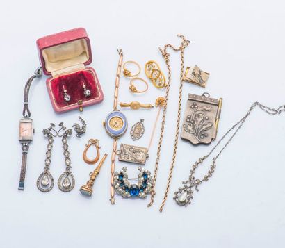null Lot de bijoux fantaisies composé d’une paire de pendants d’oreilles en argent...