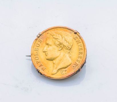 null Broche en métal sertie d’une pièce de 40 francs or Napoléon 1811.

Diam : 2,5...