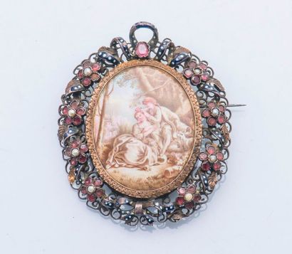 null Broche pendentif médaillon en argent (925 millièmes) à décor ciselé et émaillé...