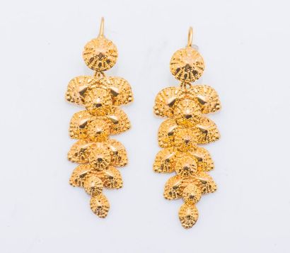 null Paire de pendants d’oreilles en or jaune 18 carats (750 millièmes) formés chacun...