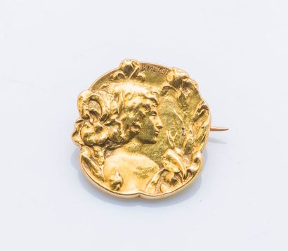 null Broche en or jaune 18 carats (750 millièmes) formée d’une médaille représentant...