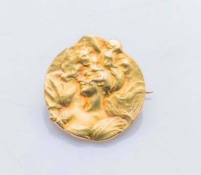 Joseph CHERET (1838 - 1894) Broche en or jaune 18 carats (750 millièmes) formée d’une...