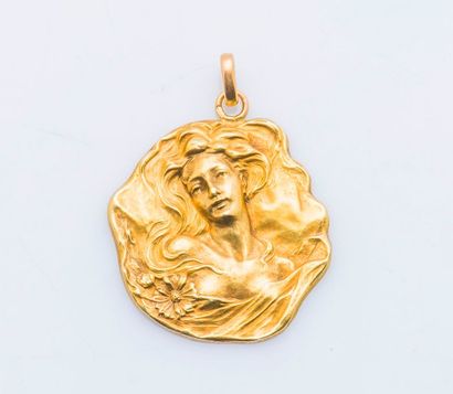 null Pendentif médaille polylobée en or jaune 18 carats (750 millièmes) figurant...