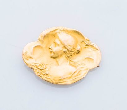 null Boche en or jaune 18 carats (750 millièmes) polylobée à décor d’un profil de...