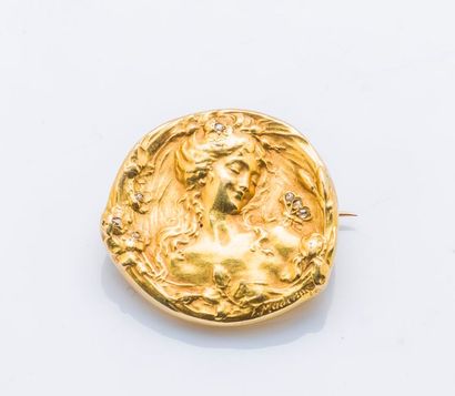 null Broche en or jaune 18 carats (750 millièmes) figurant un buste de jeune femme...
