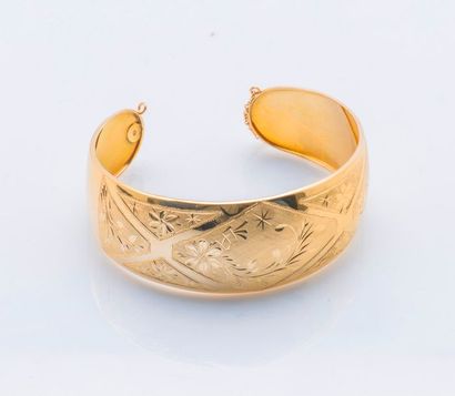 null Bracelet manchette en or jaune 18 carats (750 millièmes) orné de losanges amatis...