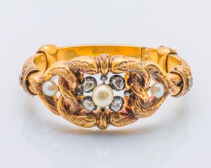 null Bracelet ouvrant articulé en or jaune 18 carats (750 millièmes) ciselé, le motif...