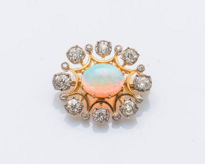 null Broche ovale en or jaune 18 carats (750 millièmes) sertie d’un cabochon d’opale...