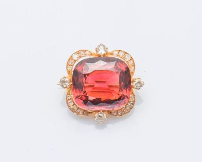 null Broche coussin polylobé en or jaune 18 carats (750 millièmes) sertie d’une tourmaline...