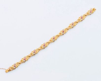 null Bracelet gourmette en or jaune 18 carats (750 millièmes) orné de motifs d’entrelacs...