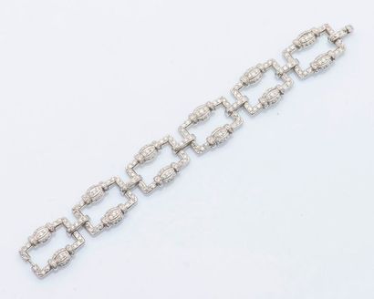 null Bracelet articulé en platine (950 millièmes) formé de larges maillons rectangulaires...