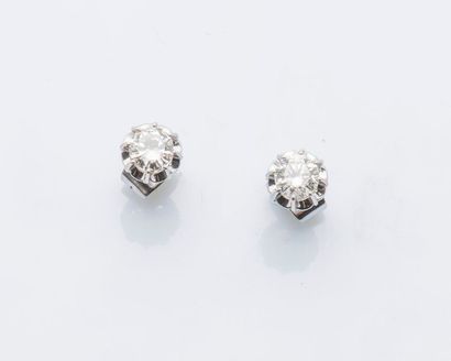 null Paire de puces d’oreilles en or gris 18 carats (750 millièmes) serties chacune...